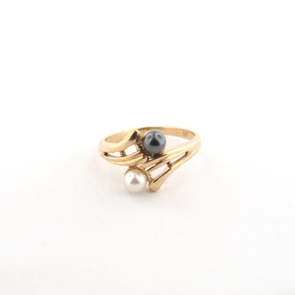 9ct yellow gold black and white cultured pearl ring